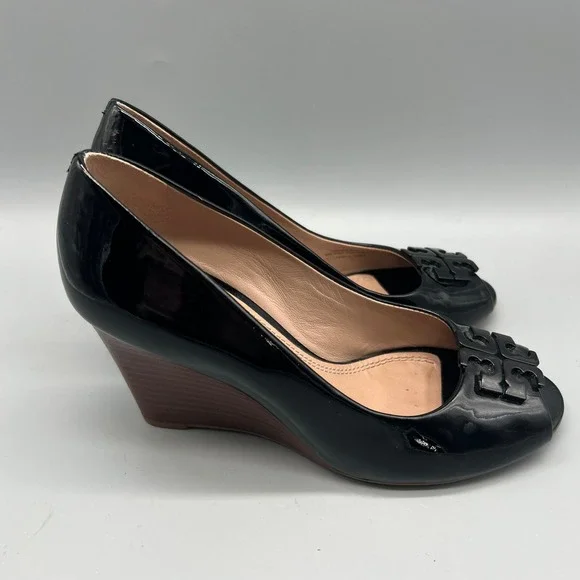 Tory Burch Black Patent Leather Peep Toe Wedge Pumps Logo Medallion 7.5M 5930L - Picture 6 of 10